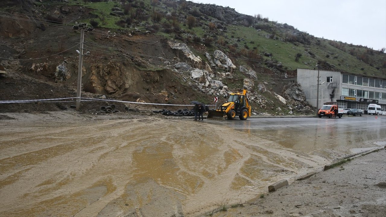 Bitlis'te sağanak heyelana yol açtı