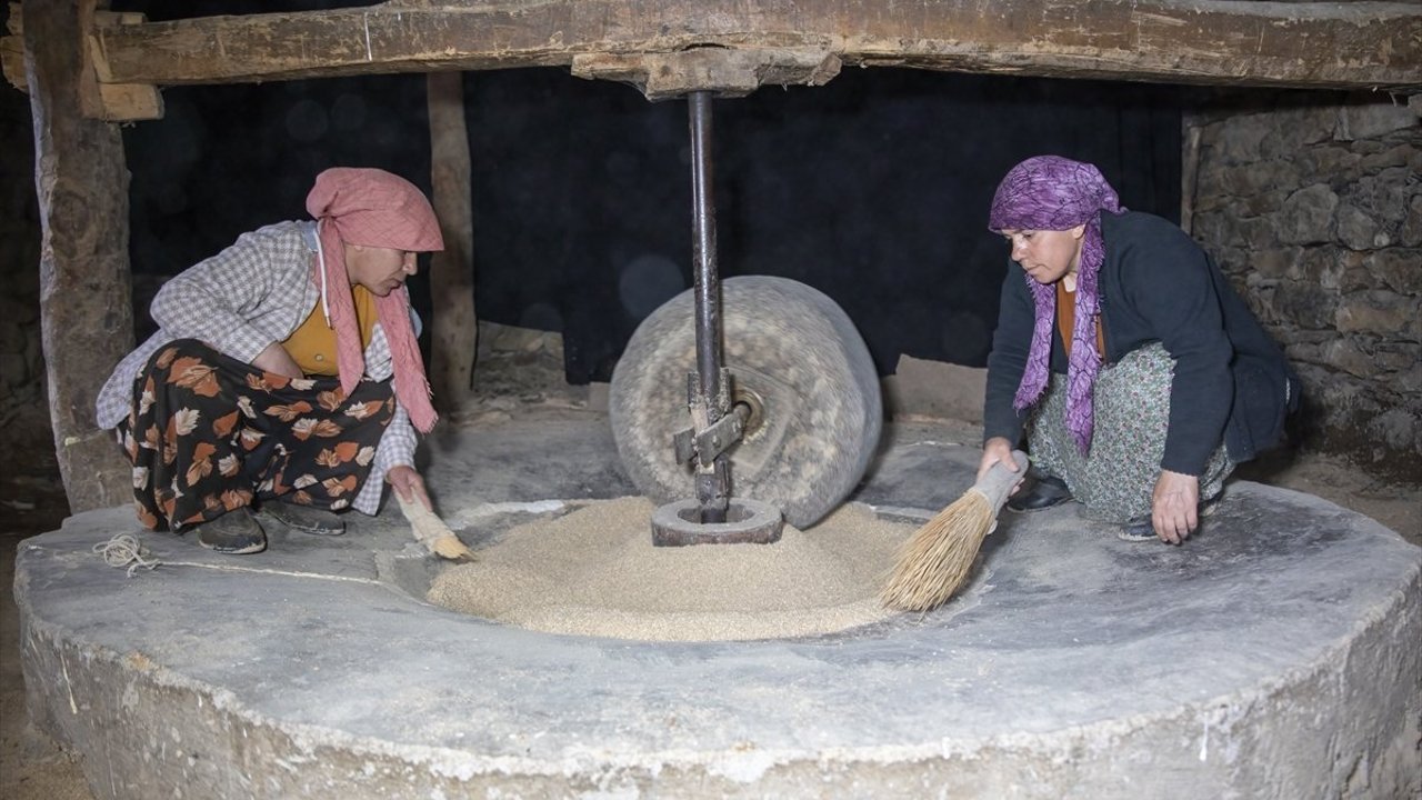 Bitlis'te su değirmeninin çarkı yaklaşık 2 asırdır dönüyor