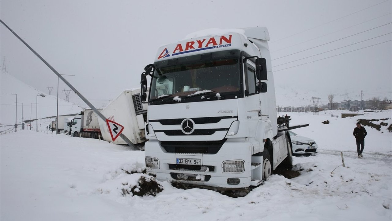 Bitlis'te zincirleme trafik kazasında 7 kişi yaralandı