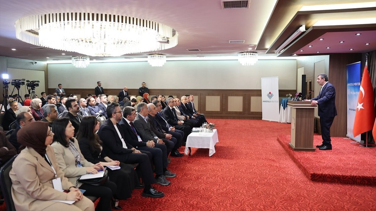 Cumhurbaşkanı Yardımcısı Yılmaz, Anadolu Mektebi 15. Yıl Çalıştayı'nın kapanış toplantısında konuştu: