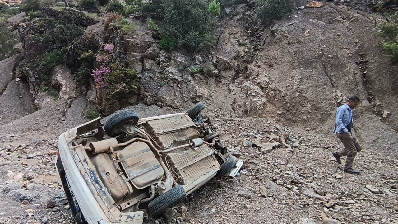 Gaziantep'te dere yatağına devrilen otomobilin sürücüsü yaralandı
