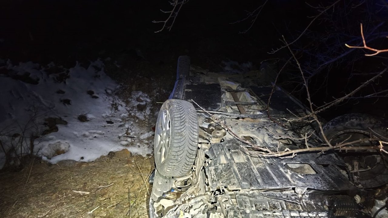 Gümüşhane'de otomobilin dere yatağına devrildiği kazada 2 kişi yaralandı