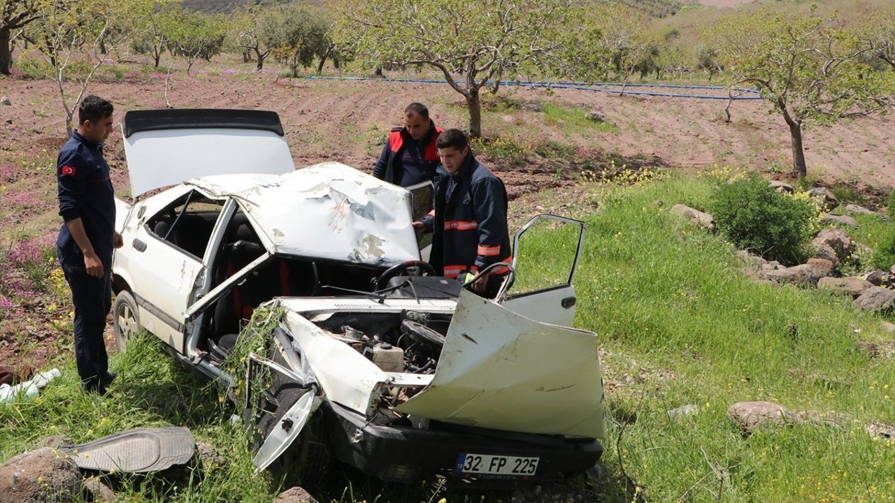 Kilis'te devrilen otomobildeki 4 kişi yaralandı