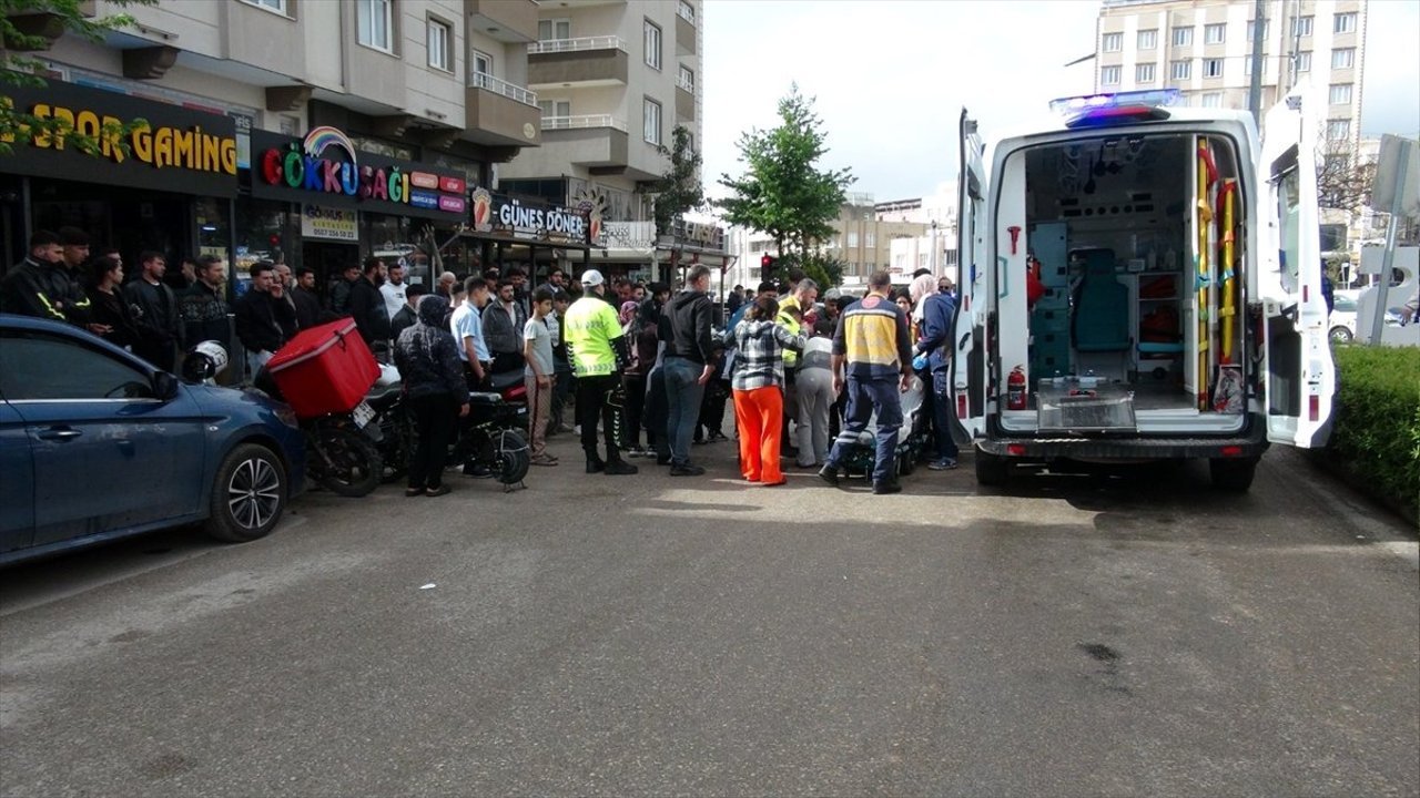 Kilis'te motosikletin bebek arabasına çarptığı kazada 2 kişi yaralandı