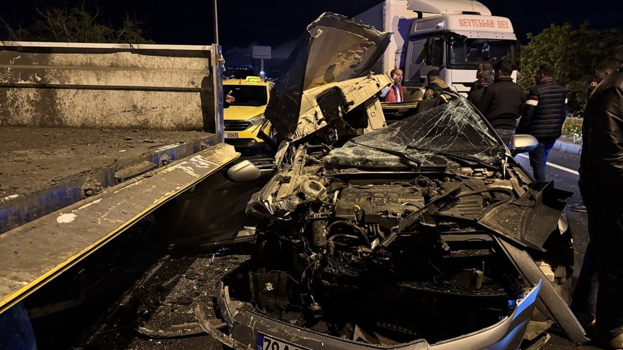 Kilis'te park halindeki tıra çarpan otomobildeki 2 kişi yaralandı