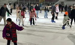 İzmir Çiğli'de gençler buz pateni ile buluştu