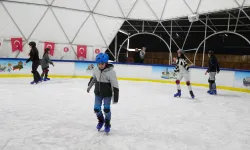 Ankara Keçiören'de buz pateni keyfi