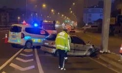 Düzce'de otomobil refüje çarptı!