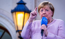 Merkel'den Merz'e Mesafeli Eleştiri