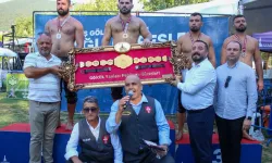 İzmir'in başpehlivanı belli oldu... Altın kemer sahibine teslim edildi