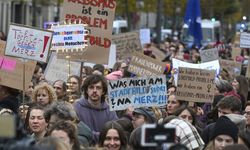 Merz'in sözlerine parti binası önünde protesto