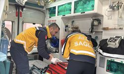 Acil tıp teknisyeni çift ambulansla hastaların imdadına koşuyor