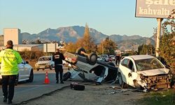 Adana'da park halindeki araca çarpan otomobildeki 2 kişi yaralandı