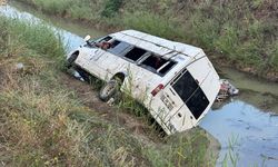 Adana'da sulama kanalına devrilen minibüsteki 18 kişi yaralandı