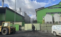 Afyonkarahisar'da bir yağ fabrikasında çıkan yangına müdahale ediliyor