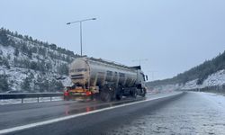 Anadolu Otoyolu'nun Dörtdivan-Çamlıdere geçişinde kar yağışı etkili oluyor