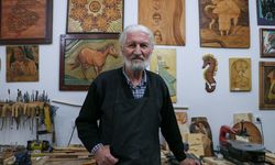 Anılarını ahşap sanatıyla şekillendiriyor