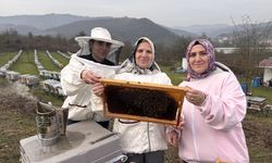 Annenin arıcılık tutkusu iki kızına da geçti