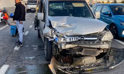 Antalya'da park halindeki otomobile hafif ticari aracın çarpması sonucu 2 kişi yaralandı