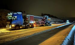 Ardahan'da kar ve buzlanma nedeniyle tırlar yolda kaldı