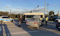 Balıkesir'de öğrenci servis minibüsüyle otomobilin çarpıştığı kazada 8 kişi yaralandı