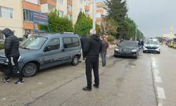 Bursa'da hafif ticari araç ile otomobilin çarpıştığı kazada 2 kişi yaralandı