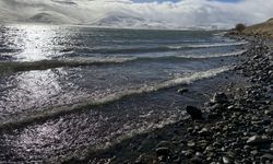 Çıldır Gölü'nün donan kıyıları dalgaların etkisiyle çözüldü