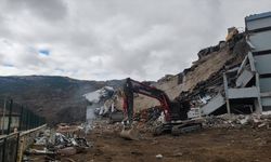 Çorum'da iş makinesi çöken binanın altında kalmaktan son anda kurtuldu