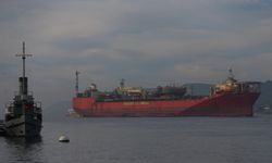 Doğal gaz tankeri 'Gryphon A' Çanakkale Boğazı'ndan geçti