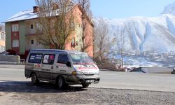 'Elmacı Dede' Hakkari'deki askerlere elma ve mandalina getirdi