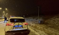 Erzurum'da kayganlaşan yolda devrilen otomobilin sürücüsü yaralandı