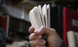 Evinin yanındaki atölyesinde Kafkas müzik kültürüyle özdeşleşen 'pheceg'i üretiyor