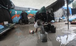 Gazze'de yüzlerce çadır yoğun yağış nedeniyle sular altında kaldı