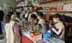 Gıda okuryazarlığı eğitimi alan çocuklar ekiplerle bakkal denetimine çıkıyor