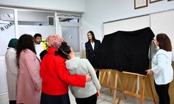 Gönüllü ressamlar, özel çocukların portrelerini karakalemle resmetti