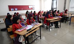 Görme engelli müzik öğretmeni, melodilerle öğrencilerine ilham oluyor