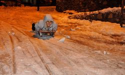 Hakkari'de çocuklar kızak ve bidonlarla kayarak eğlendi