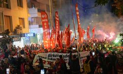 İzmir Büyükşehir Belediyesi işçileri meşaleli eylem yaptı