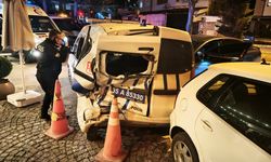 İzmir'de bir otomobilin polis aracına çarpması güvenlik kamerasında