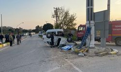 İzmir'de devrilen otomobildeki 2 kişi yaralandı