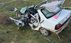 İzmir'de iki otomobilin çarpıştığı kazada 1 kişi öldü, 1 kişi yaralandı