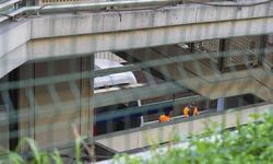 İzmir'de metronun raydan çıkması nedeniyle ulaşım aksadı