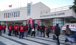 İzmir'de ücretsiz izne çıkarıldıktan sonra işbaşı yaptırılmayan işçiler eylem yaptı