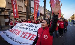 İzmir'de ücretsiz izne çıkarıldıktan sonra işbaşı yaptırılmayan işçiler eylemlerini sürdürdü