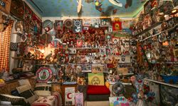 Kazım amca 60 yıllık hediyelikleri ve çeşitli illerden aldığı eşyaları bir odaya sığdırdı