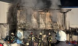 Kocaeli'de geri dönüşüm deposunda çıkan yangın söndürüldü