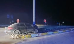 Konya'da tabela direğine çarpan otomobildeki 3 kişi yaralandı