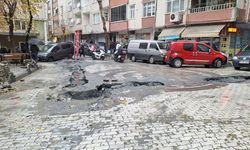 Küçükçekmece'de çöken yoldaki çukura düşen araçta hasar oluştu