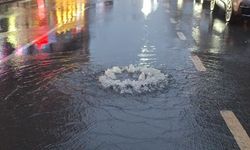 Küçükçekmece'de rögarın taşması sonucu caddeyi su bastı