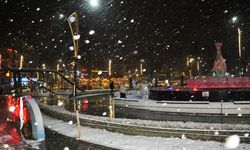 Kütahya'da şehir merkezine mevsimin ilk karı yağdı